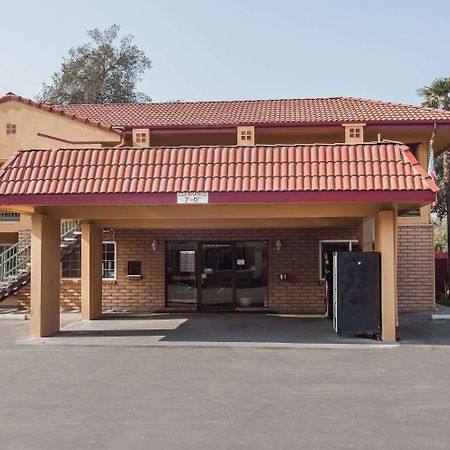 Super 8 By Wyndham Visalia Hotel Exterior foto