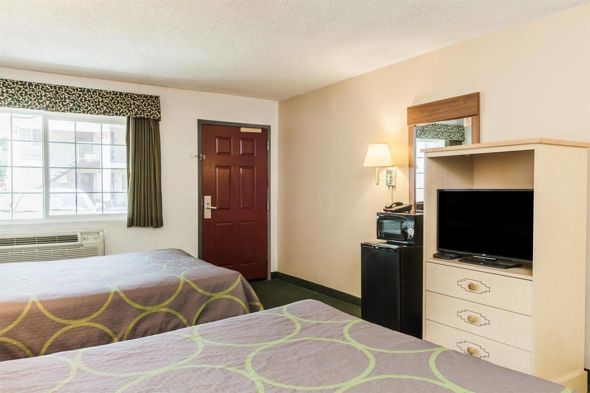 Super 8 By Wyndham Visalia Hotel Exterior foto